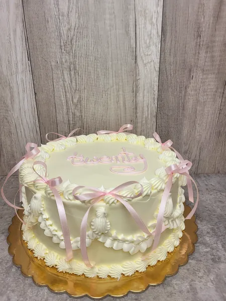 Tort vintage w stylu Lambeth, w kolorze kości słoniowej, z girlandami i muszelkami z kremu oraz różowymi kokardkami ze wstążki, Słupno koło Radzymina